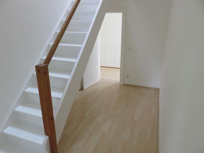 Sonnenterrasse und Saunalandschaft nahe Spandauer Forst – Aufgang zum Dachgeschoss...