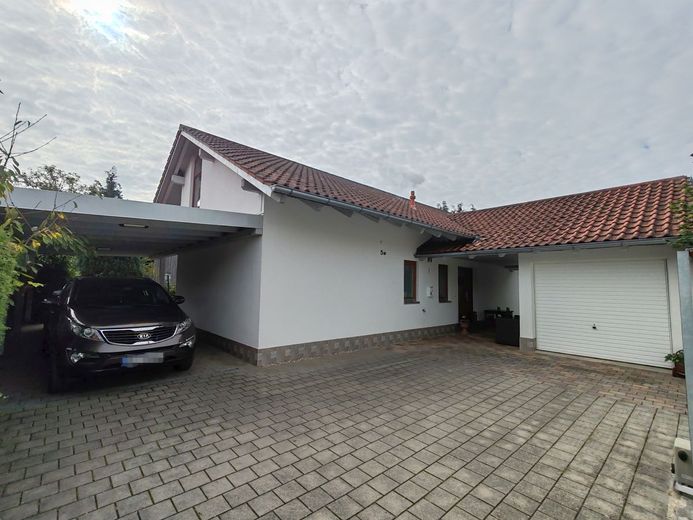 Wunderschönes Einfamilienhaus mit Galerie – Hausansicht Einfahrt