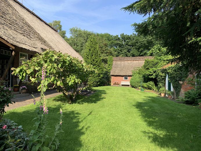 Großzügiges Anwesen unter Reet mit großem parkähnlichem Grundstück - vielseitig nutzbar. – Blick in den Innenhof