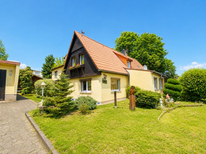 Doppelhaushälfte mit 880 m² Grundstück – ruhige Wohnlage und solide Basis zur Modernisierung – Foto 1