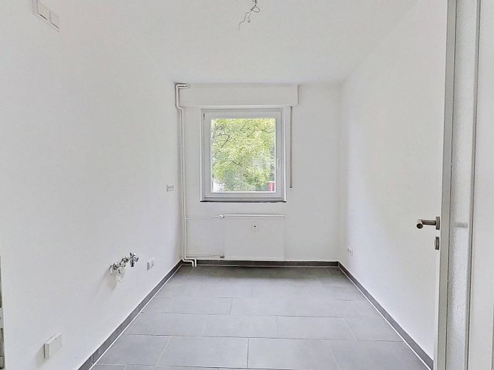ERSTBEZUG NACH SANIERUNG: Lichtdurchflutete 3-Zimmer-Wohnung mit Terrasse – Ansicht I: Küche