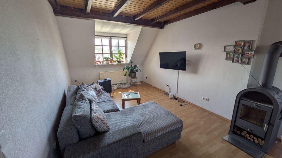 Gepflegtes Zweifamilienhaus mit großem Garten, Garagen und vielfältigen Nutzungsmöglichkeiten – Wohnbereich OG
