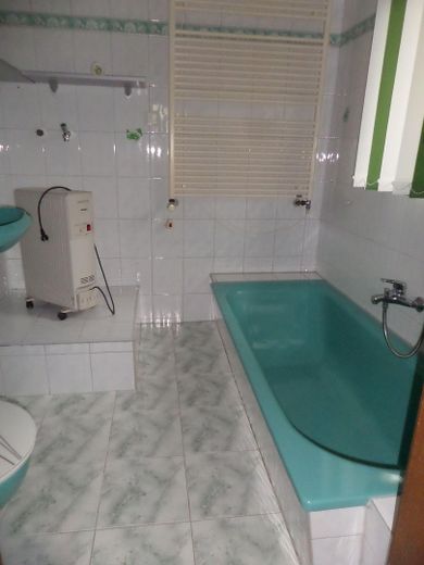RESERVIERT: 160 m² Wohnfläche, 879 m² Grundstück: Viel Platz für Familie, Arbeit und eigene Ideen – Badezimmer EG