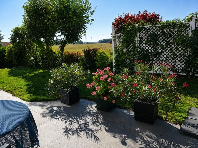 Geniş manzaralı yenilikçi mimar evi; cömert yaşam alanı; modern enerji tedariki – Terrasse mit Weitblick