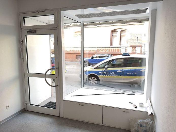 Kleine Ladenfläche in hochfrequenter Lauflage von Wiesbaden-Biebrich – Fensterfront innen