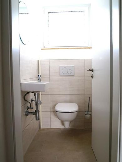Erstbezug nach Sanierung: Modernes Wohnglück am Sonnenberg mit Weitblick &amp; Home-Office. – WC mit Fenster