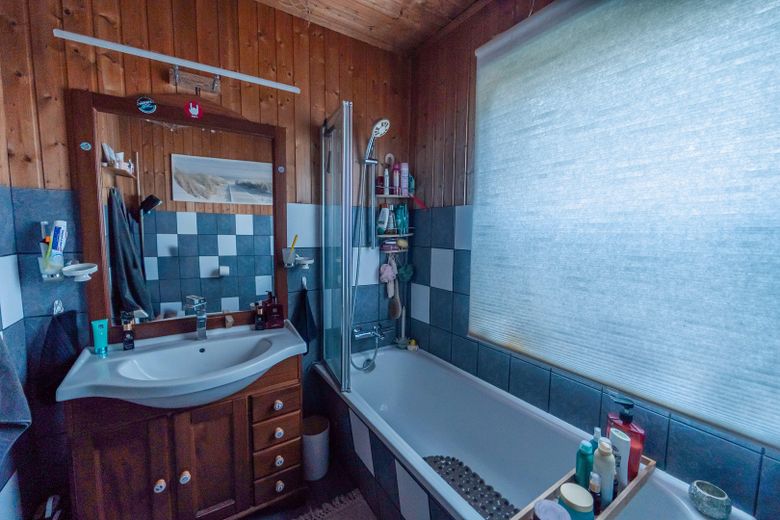 Oasi verde nell’idilliaca Zernsdorf su 1.130 m² con laghetto, sauna e serra – Badezimmer mit Wanne