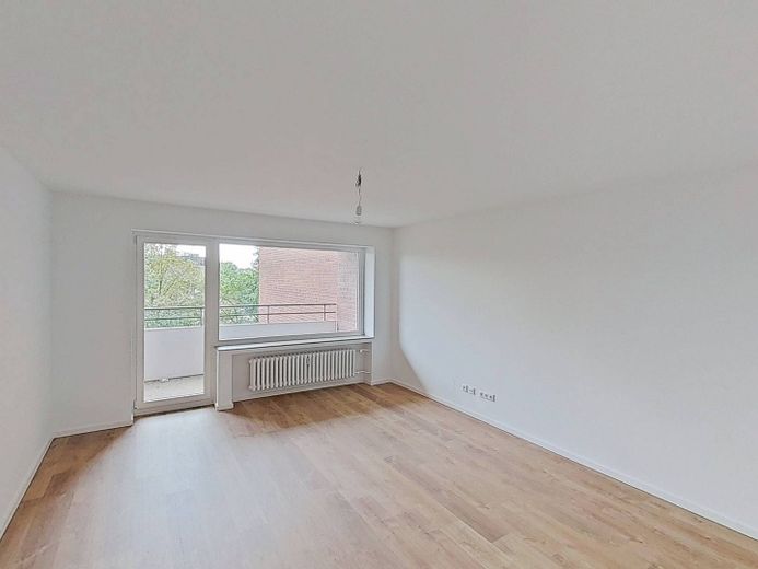 Moderno appartamento con 4 locali, BALCONE e vasca da bagno a Lübeck-Buntekuh – Ansicht I: Wohn- und Esszimmer