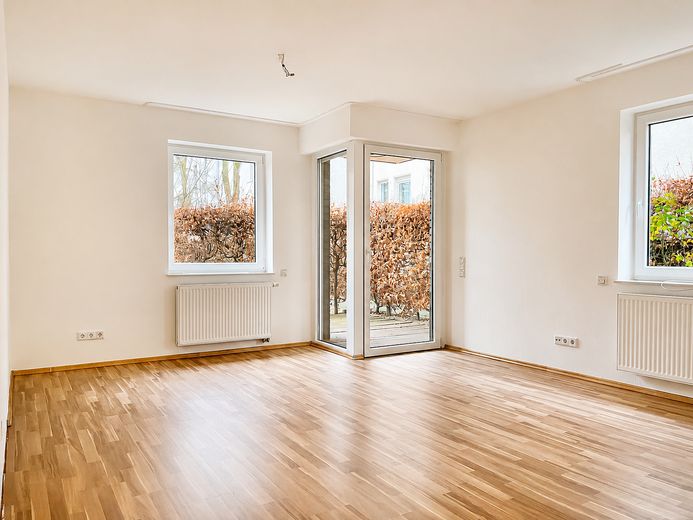 Barrierefreie 2ZKB mit Küche, Parkpl., Terrasse - ruhig & zentral – Wohn- und Esszimmer