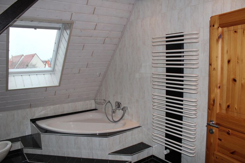 Ruhiges Wohnen in begehrter Lage mit viel Platz im ausgebauten Nebengebäude – Bad 2.OG Badewanne