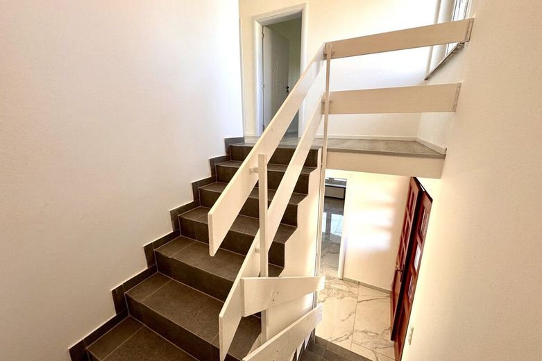 Stilvolles Einfamilienhaus mit hochwertiger Teilsanierung und großzügiger Garage – Bild 5