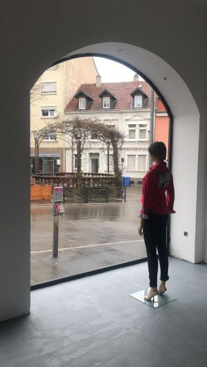 🚀 Ihr neues Gewerbe mit Charakter: Hohe Decken, riesige Schaufenster & maximale Flexibilität! – Innenraum 4