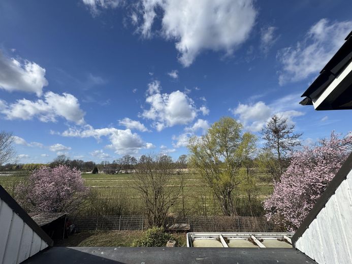 modernisiertes Ein-/Zweifamilienhaus mit Feldblick - PROVISIONSFREI – Ausblick Balkon OG