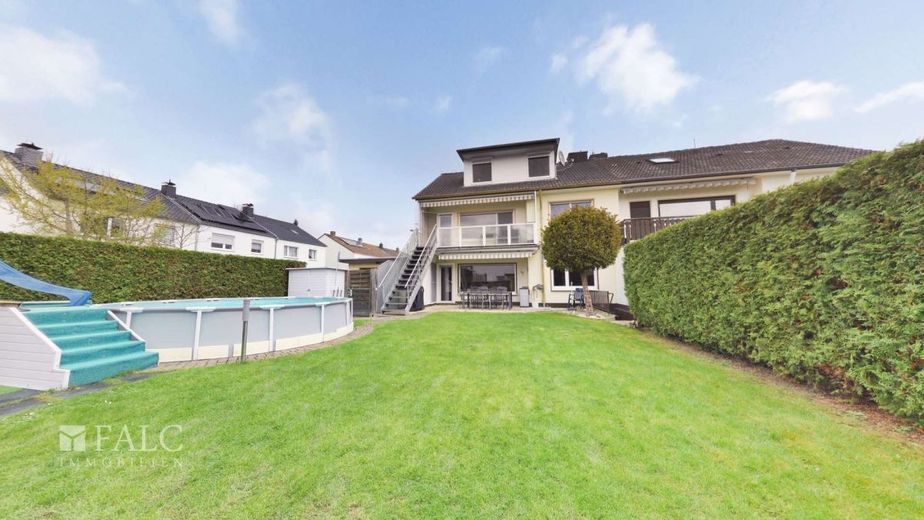 Großzügiges Einfamilienhaus mit Garten, Pool und flexiblen Nutzungsmöglichkeiten in ruhiger Wohnlage – Außenansicht hinten