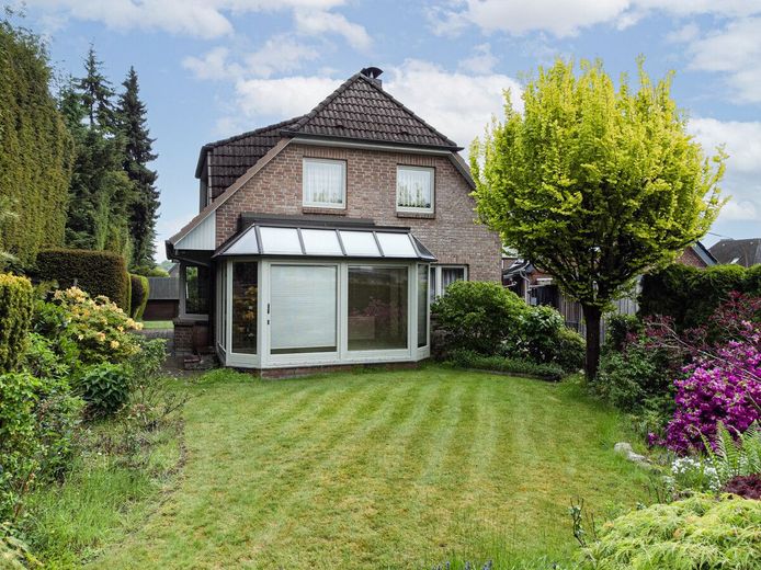 Familientraum in Bönningstedt: Solides EFH mit Wintergarten &amp; Doppelgarage – Gartenbereich vorne