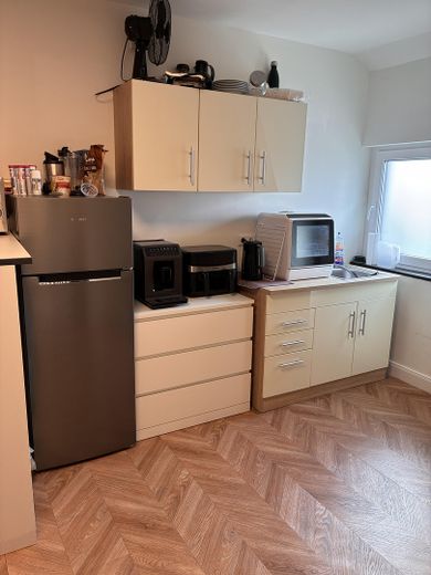 3 helle, ruhige Büros (je ca. 21 m²) in Bürogemeinschaft zentraumsnah – Küche