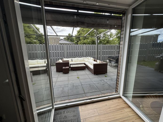 Modernes Einfamilienhaus mit hochwertiger Ausstattung und Smart-Home-System in Groß Wesenberg – Terrasse vom Wohnzimmer