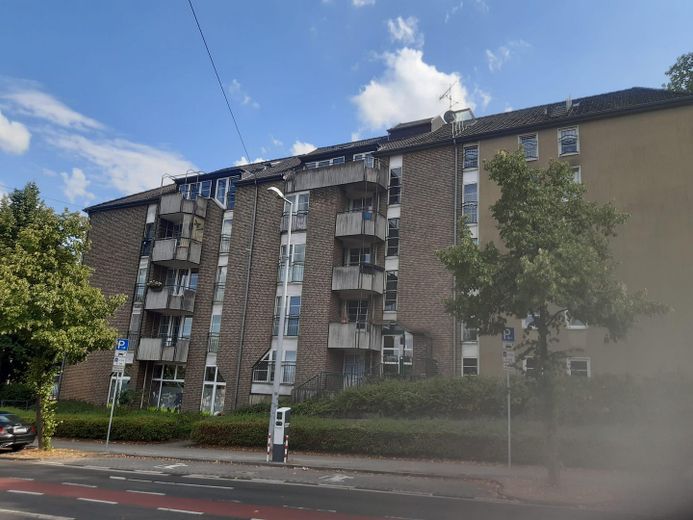 Schöne, frisch renovierte 2-Zimmer Wohnung, direkt am Schloß Broich – Gebäudeansicht