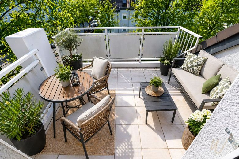 Solides Investment mit Zukunft: Zwei Mehrfamilienhäuser mit 13 Wohneinheiten – Balkon Musterwohnung