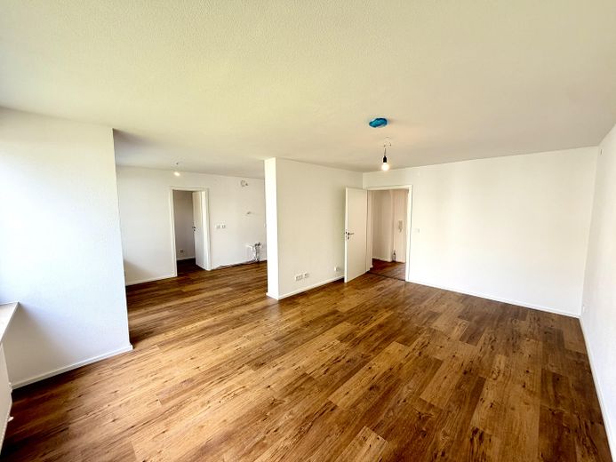 Tolle und gemütliche 3,5-Zimmer-Wohnung im beliebten D-Programm-Viertel von Amberg – Wohnzimmer