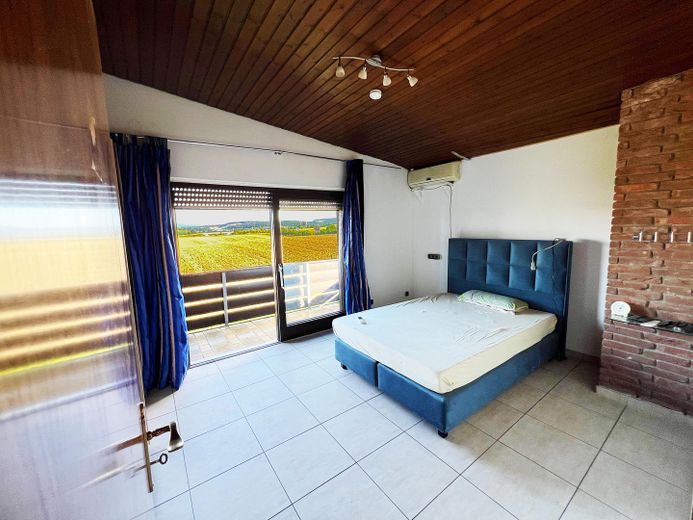 Helles Schlafzimmer mit Balkon