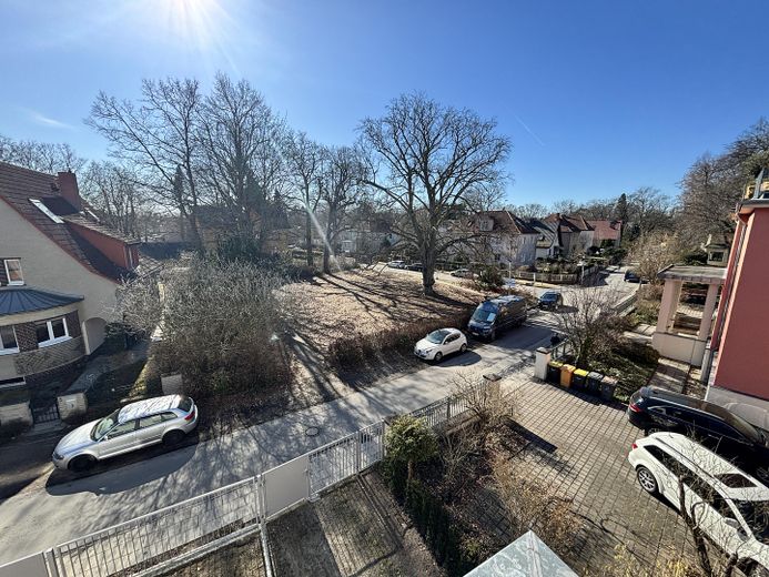 Vistas despejadas de 180° al Spree y vistas a zonas verdes - ático tipo maisonette en casa de tres viviendas – DG - Blick Terrasse zur Straße