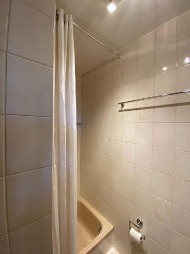 Helles 1-Zimmer-Dachgeschoss-Apartment mit großer Dachterrasse in der Nähe des UKGM – Duschbad/WC 