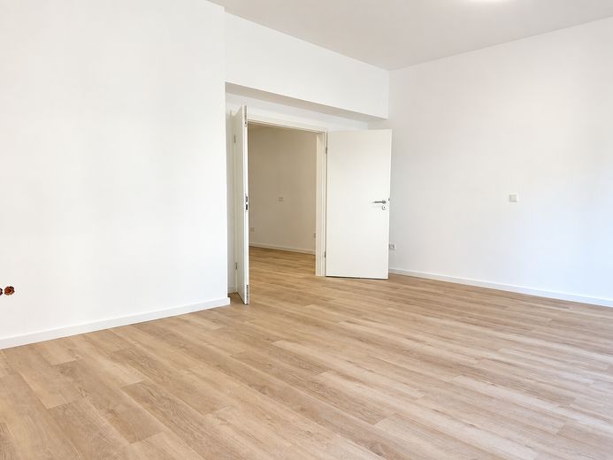 Erstbezug nach Umbau – moderne barrierearme 3-Zimmer-Wohnung in Kierspe – Wohnzimmer/Flügeltür