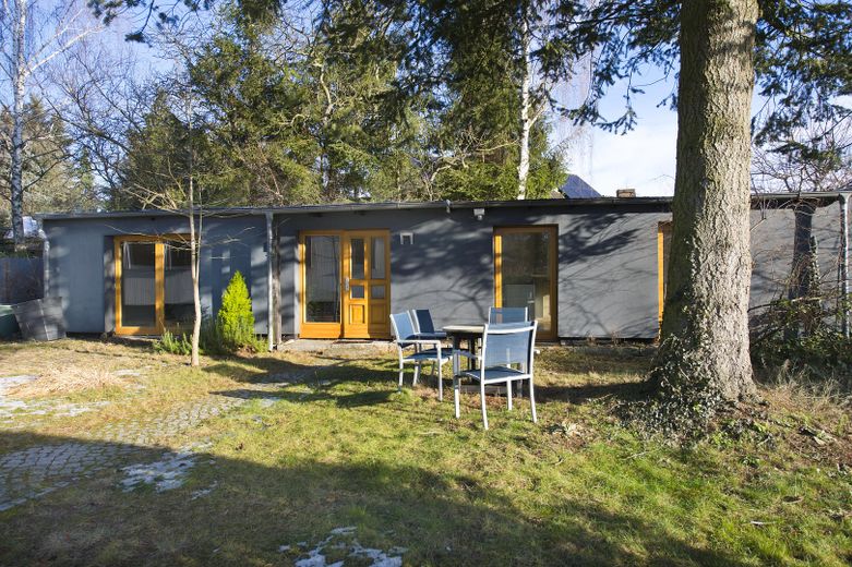 Haus im Bungalowstil als Fertigbau mit Pool, Nebengelass und großem Grundstück – Aussenansicht Nebengebäude