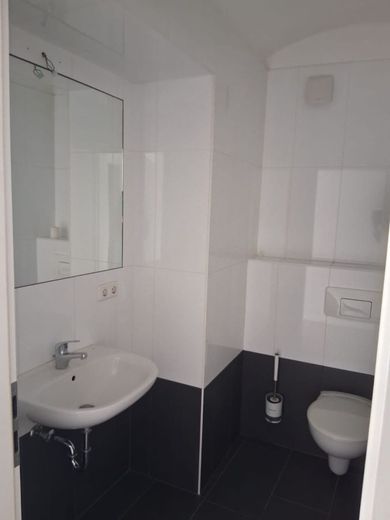 Wohnen im grünen schöne 2-R-Wohnung in MD-Altstadt EG. ca.45m2 zu vermieten . – Bad mit Wanne