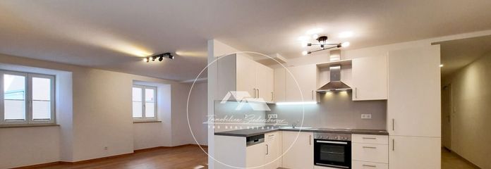 Stilvolle 3-Zi.-Wohnung (EG) mit Innenhof, EBK &amp; Fußbodenheizung - kernsaniert 2022 – Wohn-Ess-Bereich mit Einbauküche