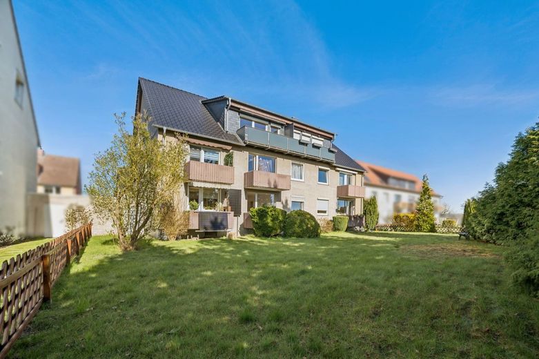 Helle und komplett modernisierte Wohnung in ruhiger Lage mit Feldblick wartet auf neuen Vermieter – Rückansicht