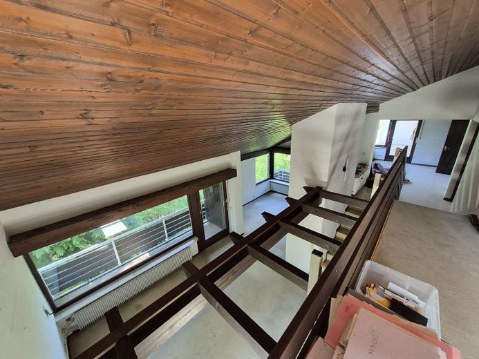 Wohnen im Wald-Panorama: Lichtdurchflutetes Architekten-Juwel in Partenstein – Split Level Architektur