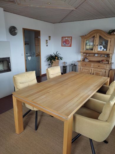 Ein schönes Zuhause in Südhanglage. – Esszimmer mit Balkonzugang