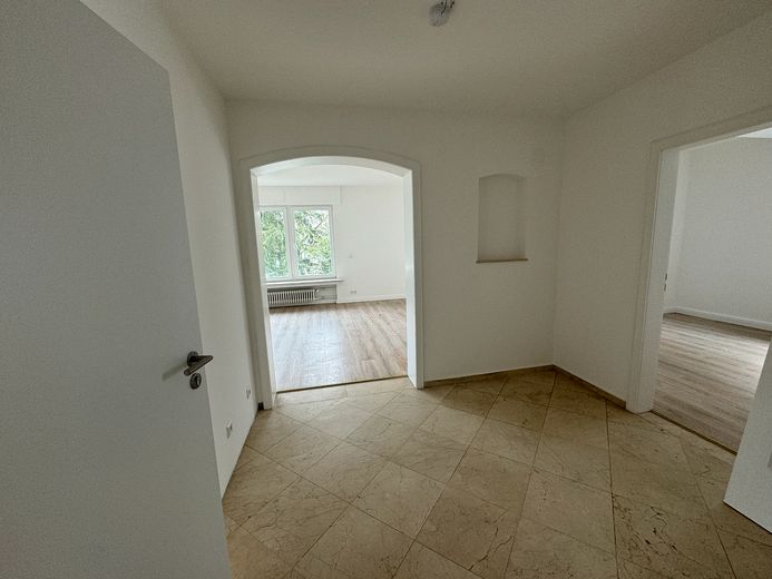 Tasteful 4-room apartment in beautiful Offenbach am Main – Flur 1