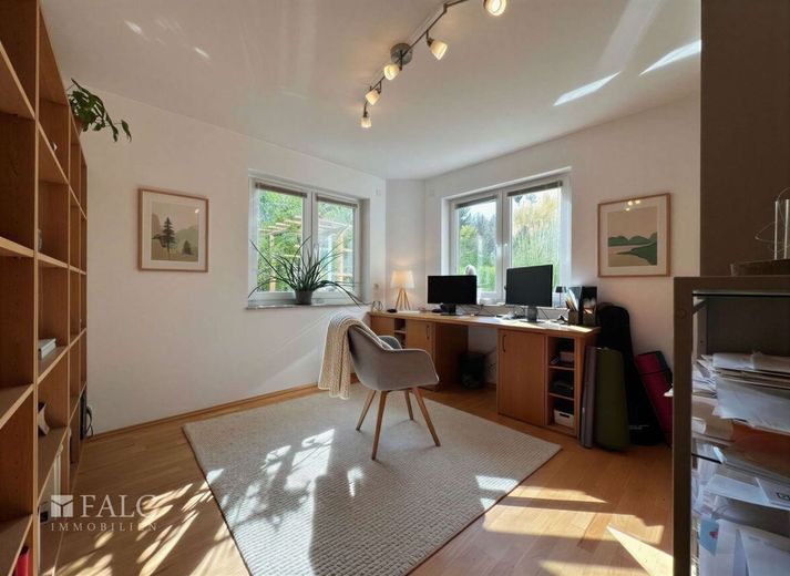 Gartenwohnung mit Hauscharakter - Terrasse, großer Garten &amp; Kamin in naturnaher Lage – Büro