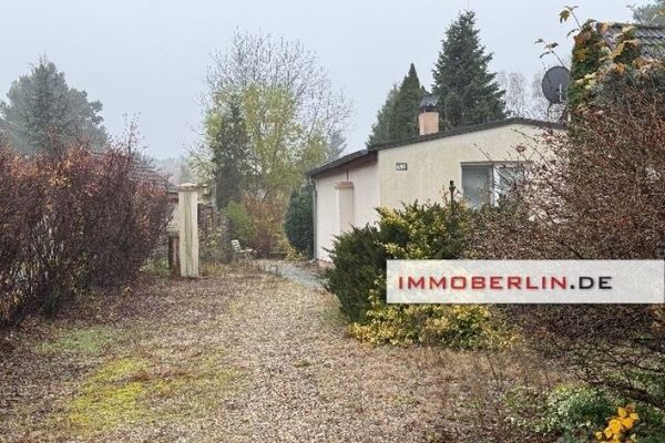 IMMOBERLIN.DE - Agradable terreno edificable con bungalow orientado al sur y en una ubicación armoniosa