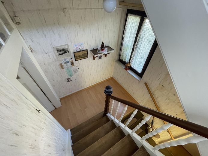 Wolnostojący dom jednorodzinny z garażem i ogrodem – Treppenhaus