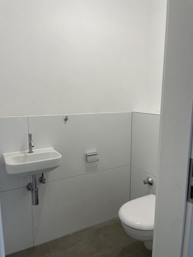 Sanierte 3-Zimmer-Wohnung mit neuer Einbauküche in Remseck-Aldingen – separates WC