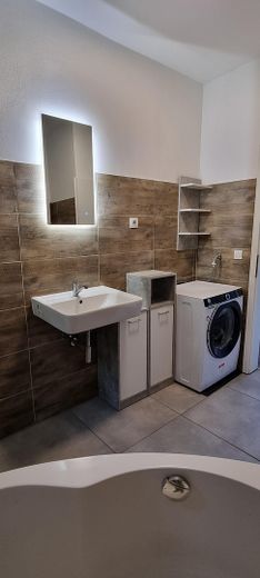 Sehr schöne teilmöblierte 4 Zimmer 103 qm DG Maisonette Wohnung mit EBK, Balkon usw. – und Badezimmermöbeln