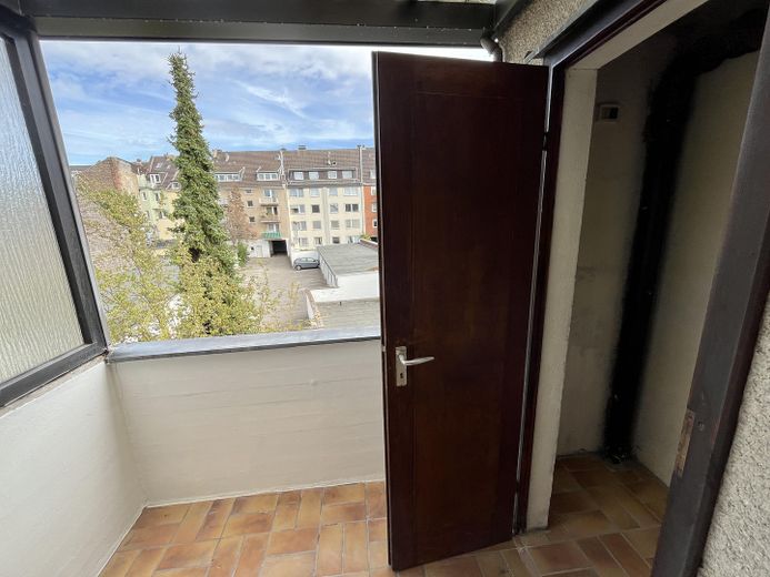 Bright renovated apartment with balcony – Photo 3