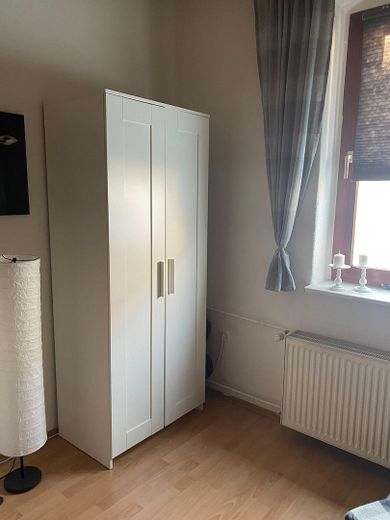 Altbauwohnung mit Balkon in idyllischer Lage an der Mittelriede – Wohn-/Schlafzimmer
