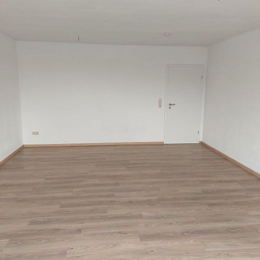 Tolle 2-Zimmer-Wohnung mit neuer Einbauküche, renov. Bad und Fußbodenheizung – Wohnzimmer 