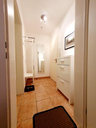 Nähe Waldfriedhof: Möblierte 2-Zimmer Wohnung im EG, kleine Anlage m. Terrasse – Flur