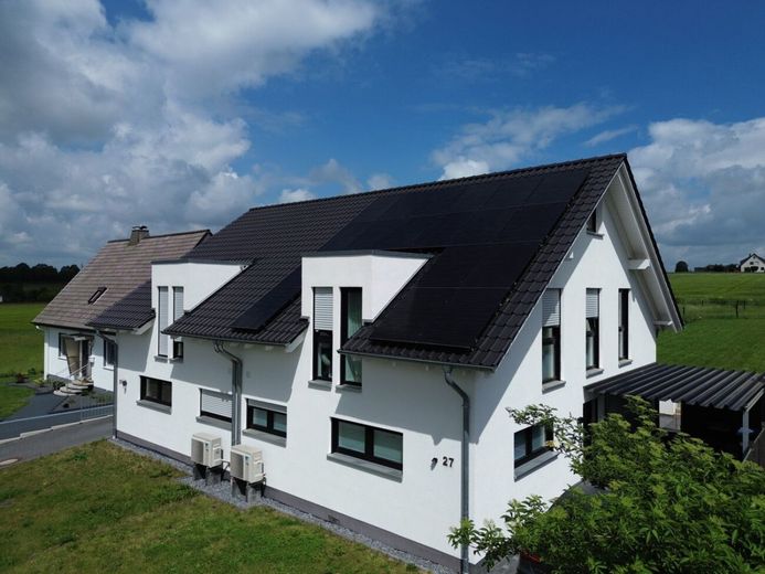 Moderne Doppelhaushälfte mit großem Garten, Weitblick &amp; Carport in Werste – Titelbild