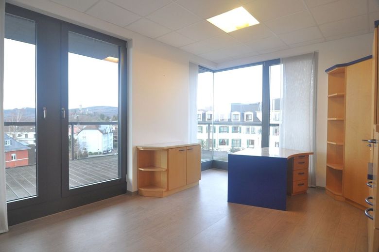 Praxis- oder Bürofläche mit Penthouse-Feeling im modernen Ärztehaus – Chefzimmer mit Burgblick