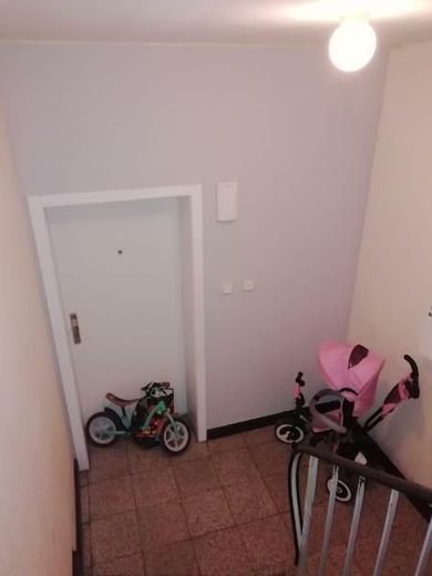 Wohn- und Geschäftshaus in Duisburg-Mittel-Meiderich - voll vermietet &amp; renditestark mit 5WE und 2GE – Treppenhaus