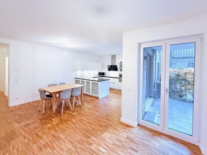 Freshly renovated in Othmarschen: 4 rooms, each with a garden door – commission-free – Wohnbereich mit offener Küche