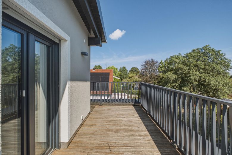 ¡Casa moderna KfW55 de 2020 con terraza en la azotea y cocina en Múnich-Untermenzing! ¡Sin comisión! – Dachterrasse 