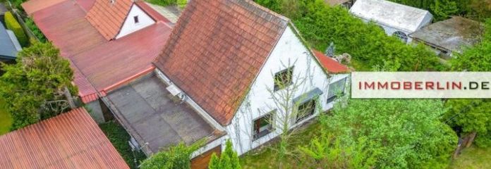 IMMOBERLIN.DE - Sanierungsgelegenheit! Charaktervolles Haus in sehr idyllischer Lage